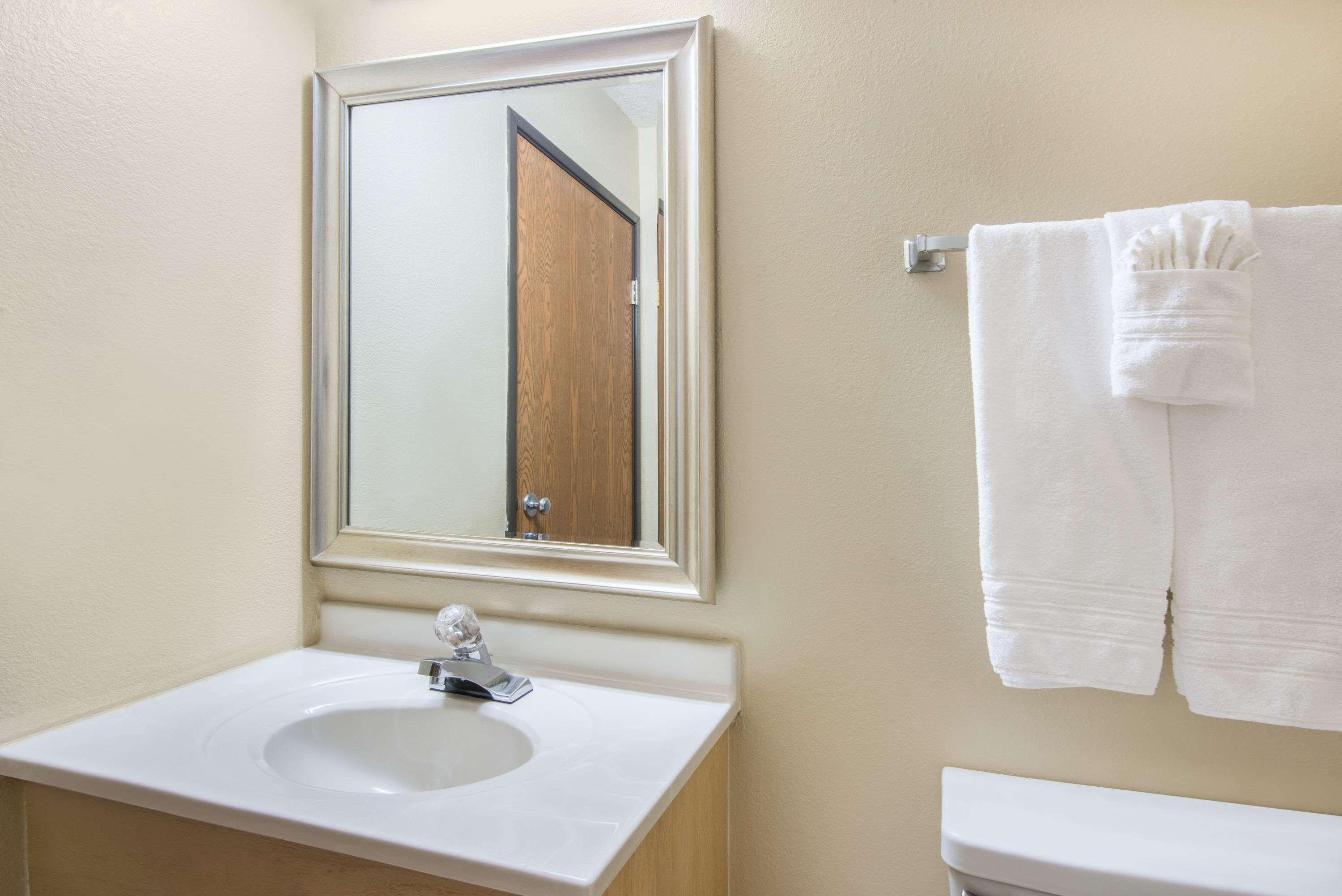 Super 8 By Wyndham Portales Motel Ngoại thất bức ảnh