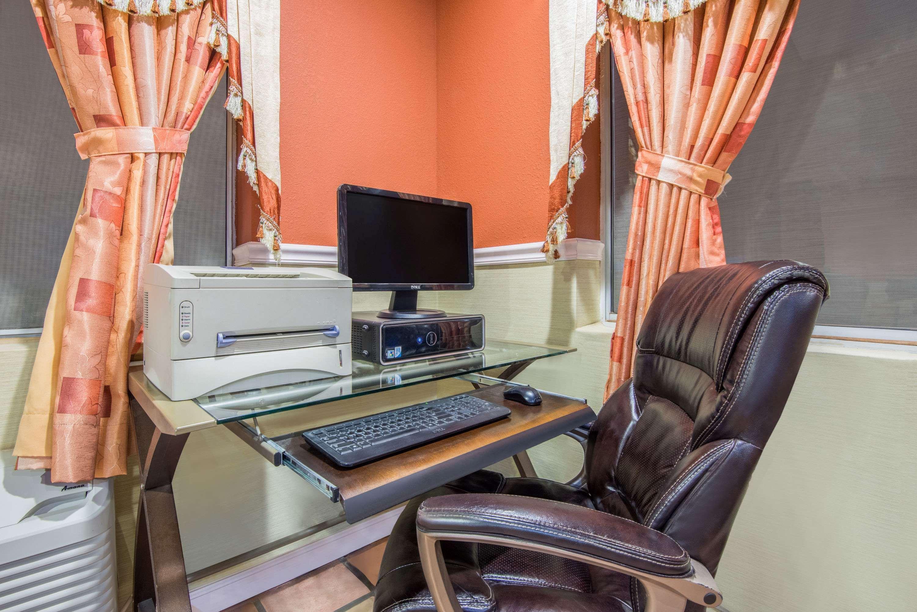 Super 8 By Wyndham Portales Motel Ngoại thất bức ảnh