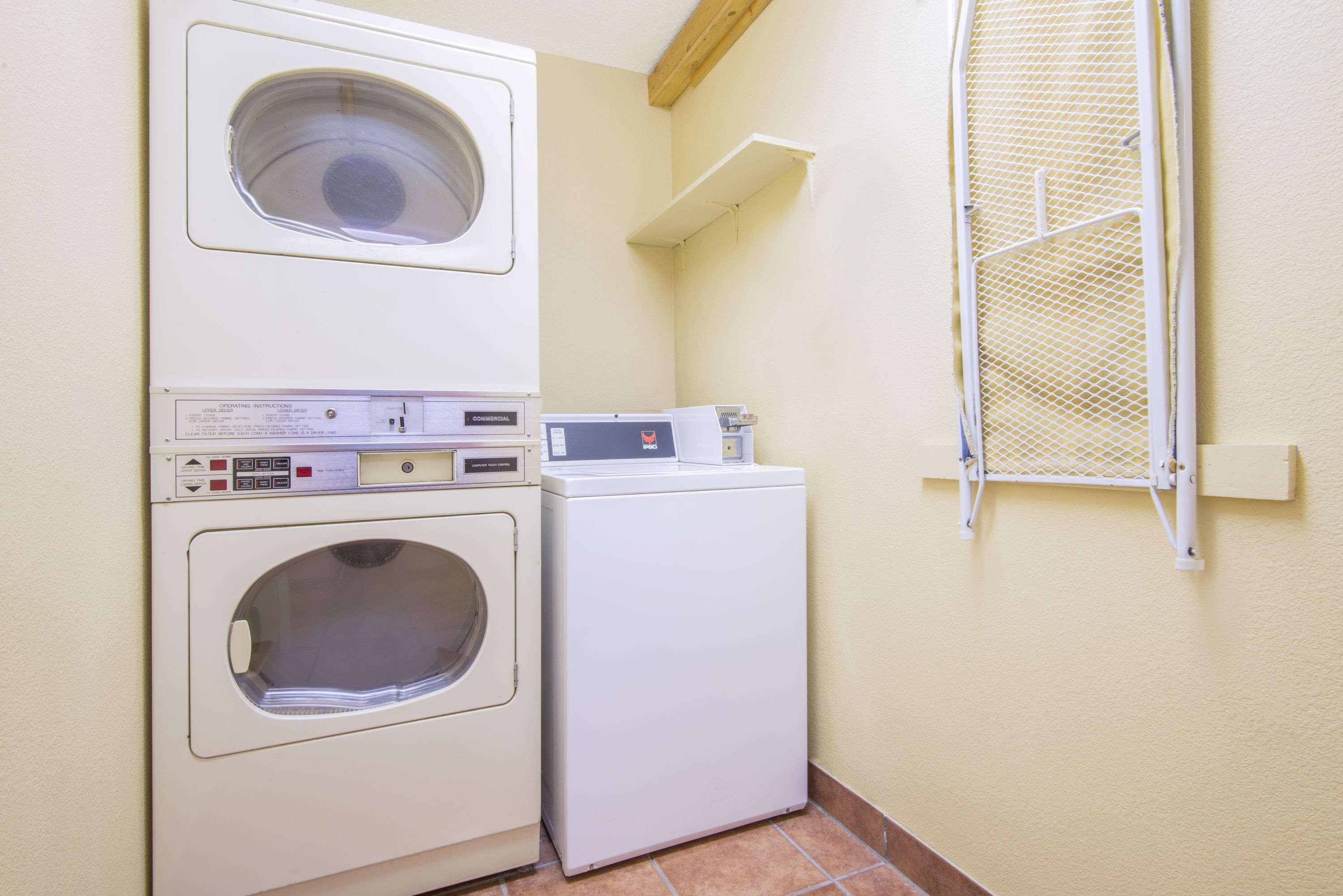 Super 8 By Wyndham Portales Motel Ngoại thất bức ảnh
